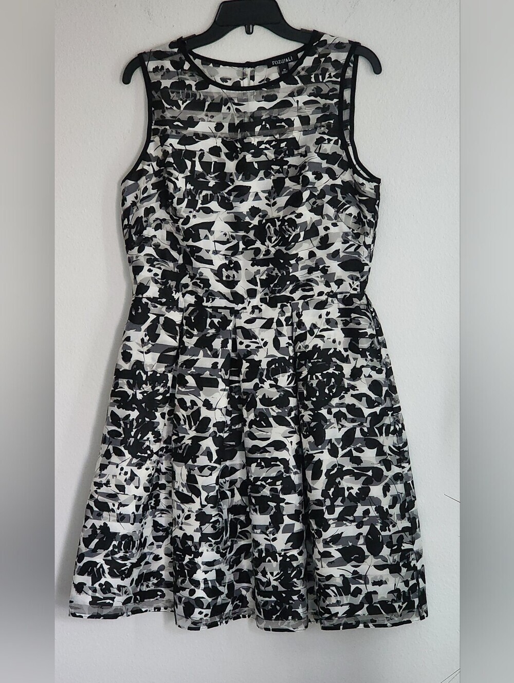 Roz&Ali Women's Black & White Floral Print Dress Lined Zip Close No Belt Sz 10
